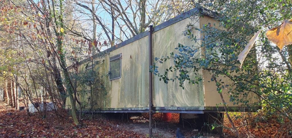 Lot: 44477 - LAND WITH STABLES AND DERELICT BARN - Mobile unit